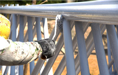 钢结构构件定期进行防腐维护